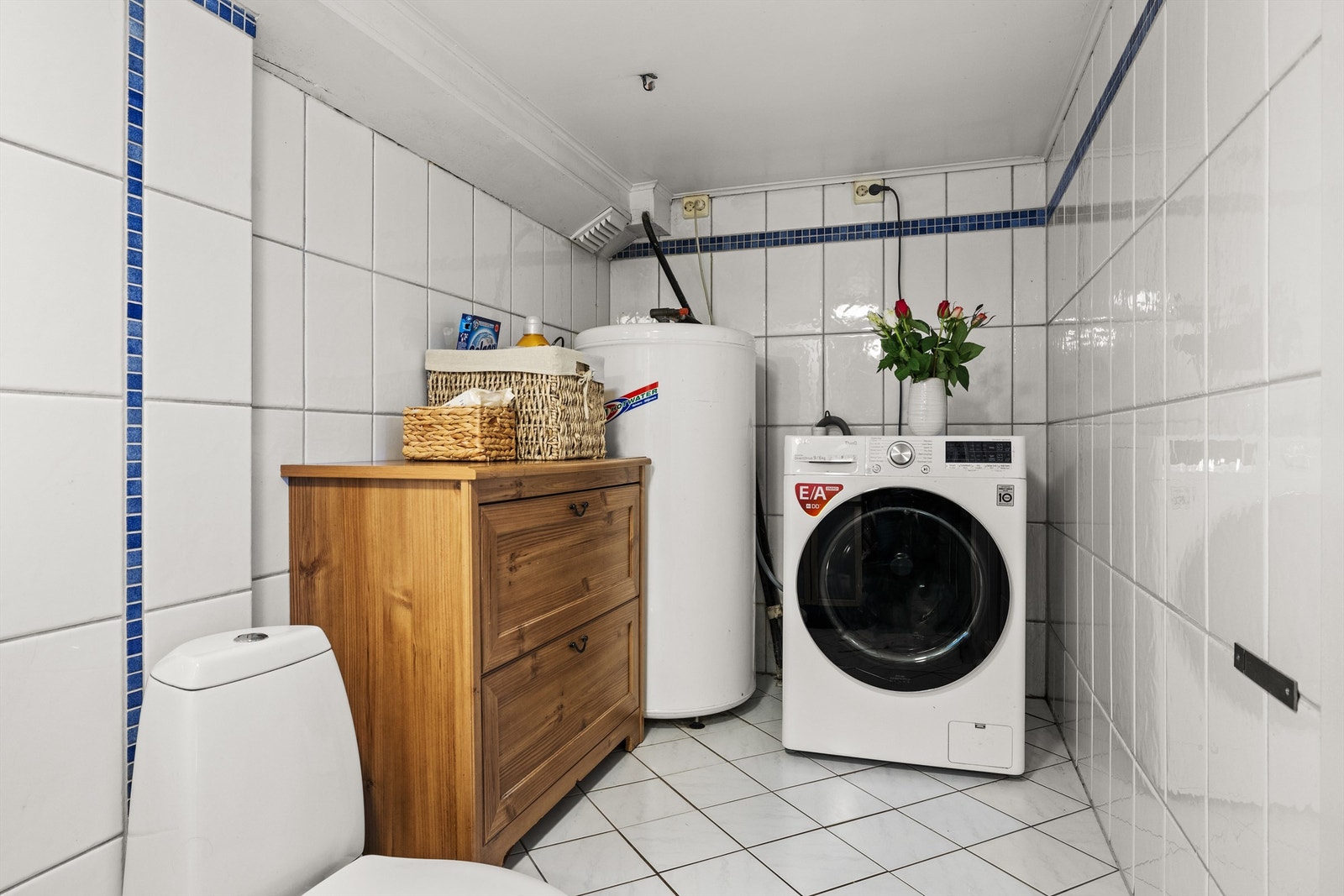 Badet i kjeller hybelen har egen varmtvannstank og opplegg for vaskemaskin. Galleribilde