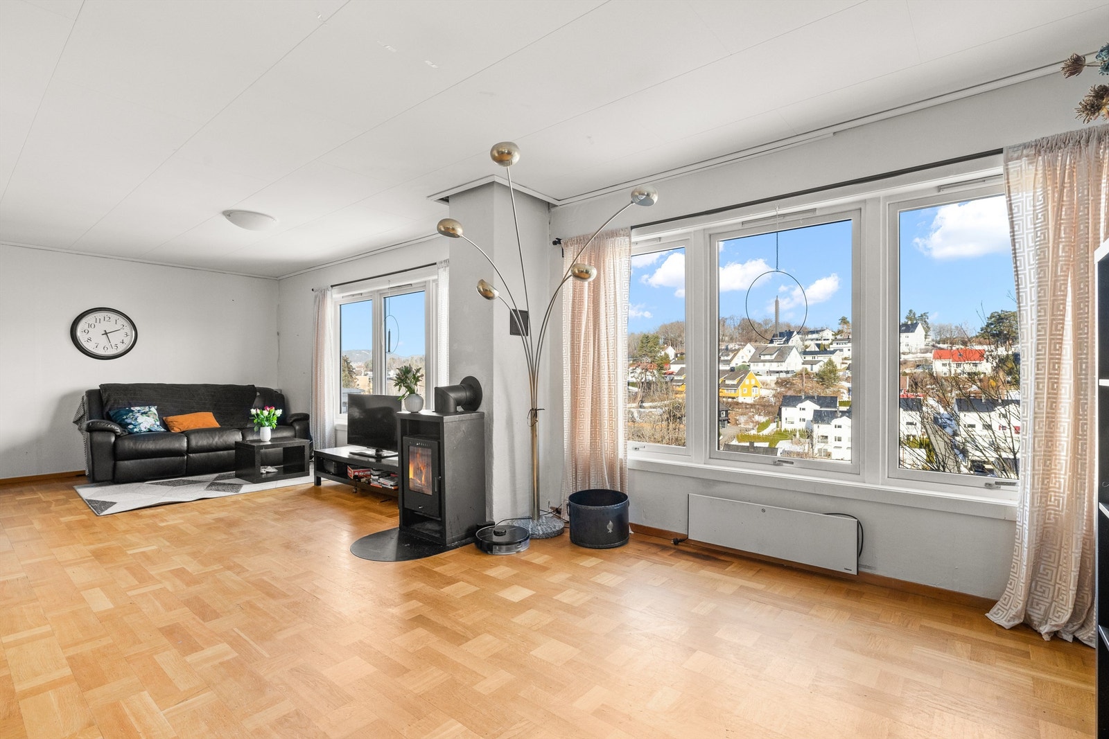 Stor og lys stue med mange møbleringsmuligheter og hyggelig utsyn mot Skøyenåsen, Oppsal og Grefsen. Galleribilde