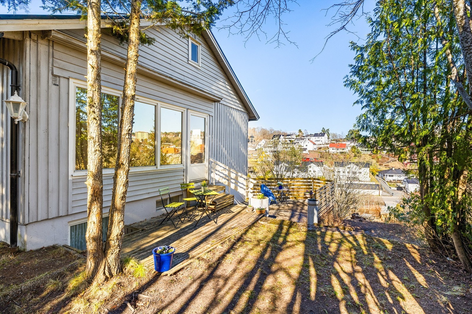 Uteplass med morgen og ettermiddagssol med utgang fra stuen. Galleribilde