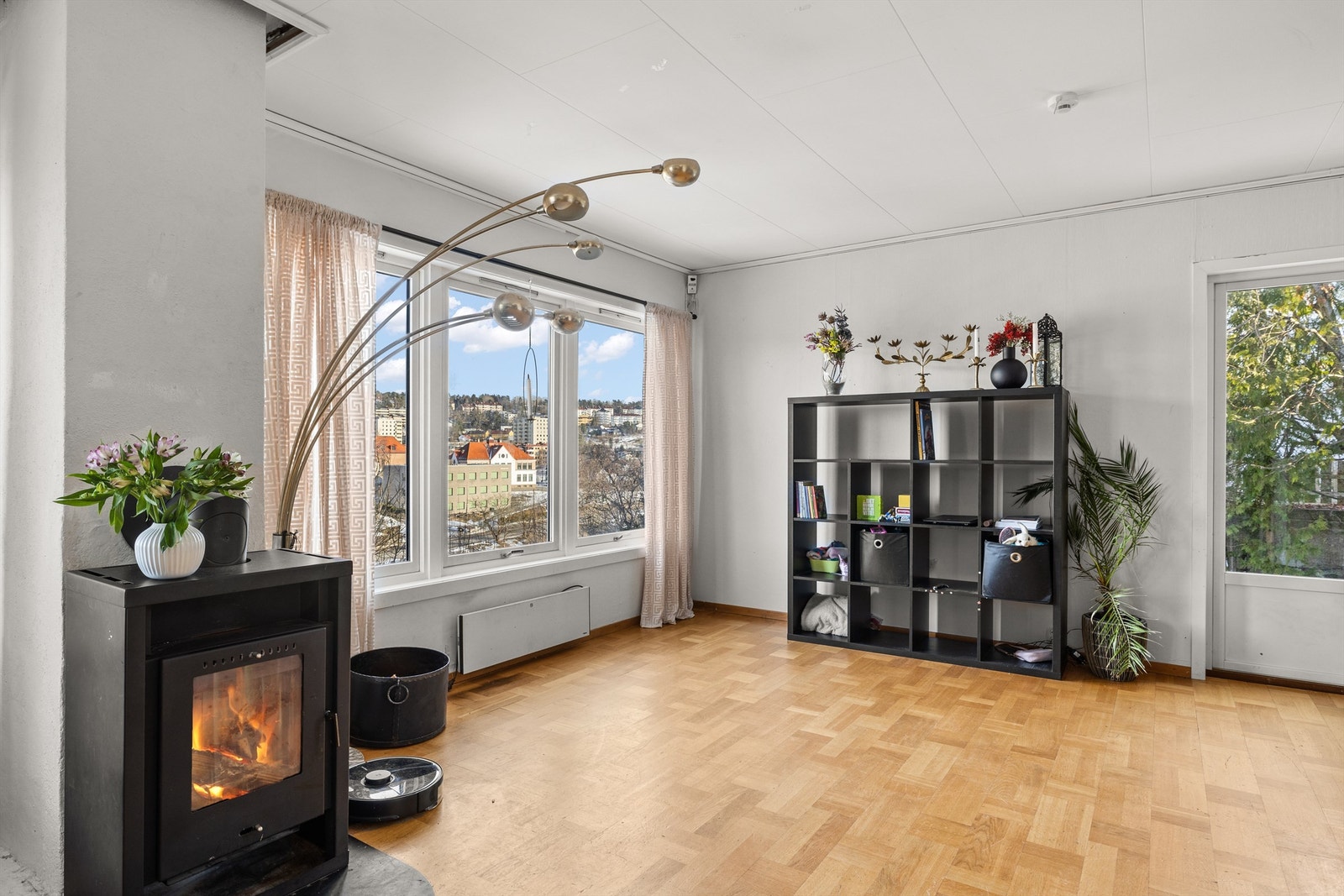 Fra stuen er det utgang til hagen og flere uteplasser. Galleribilde