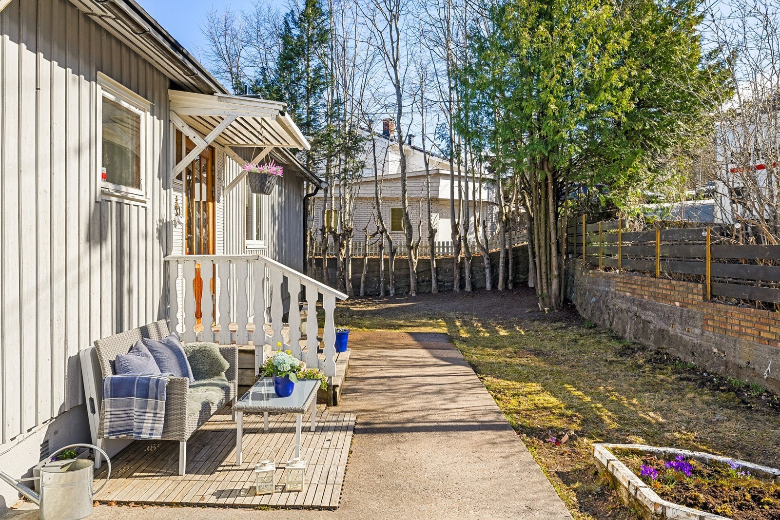 Solrik uteplass i forbindelse med inngangsparti. Galleribilde