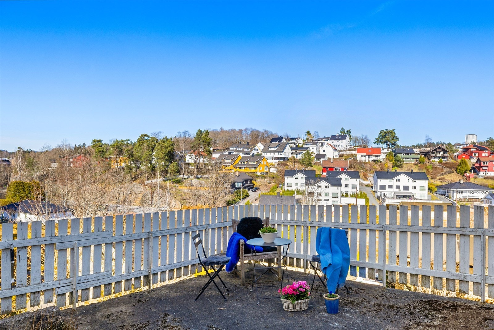 Eiendommen har mange mulige uteplasser med utsikt. Galleribilde