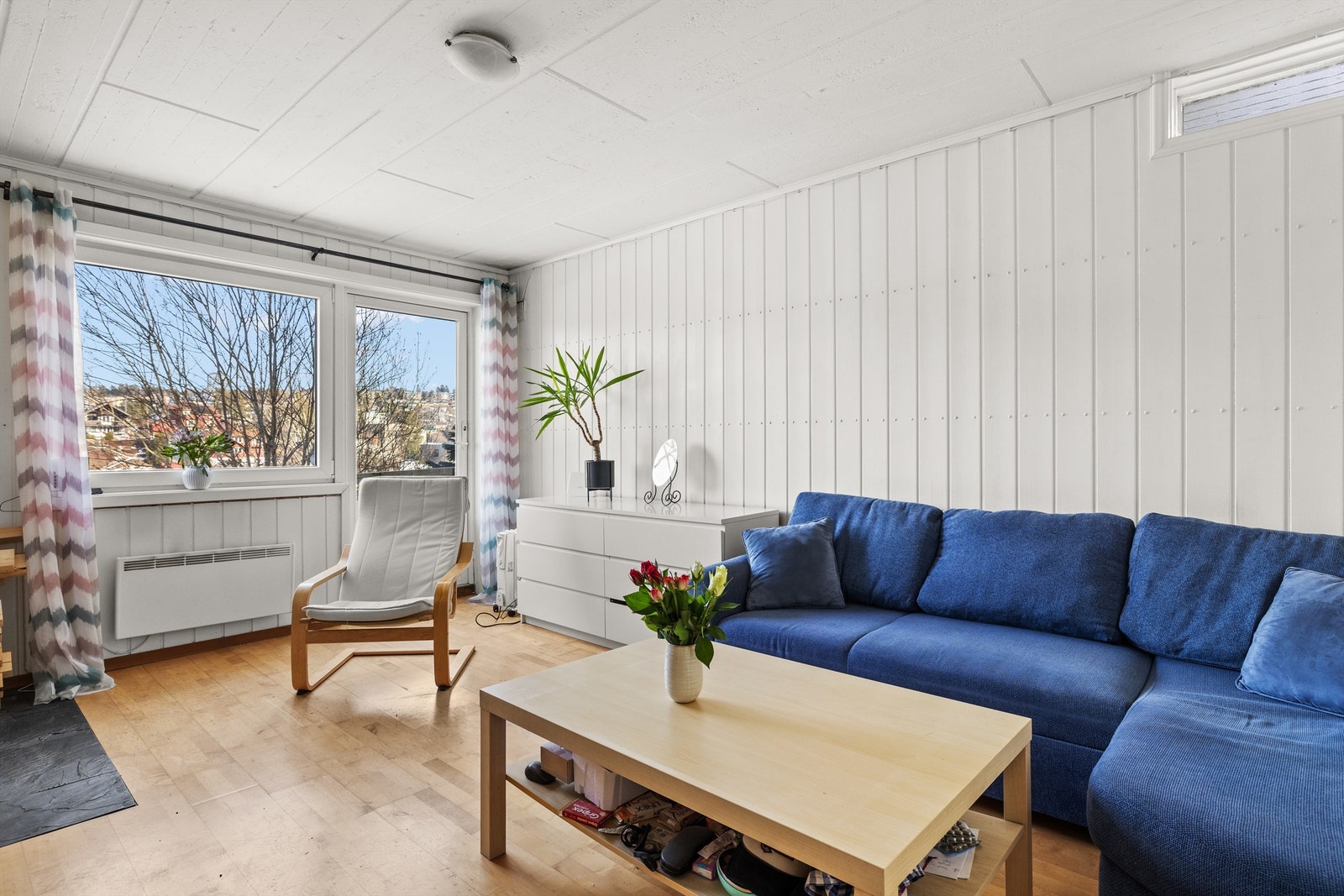 Peisestue med utgang til uteplass og hage. Galleribilde
