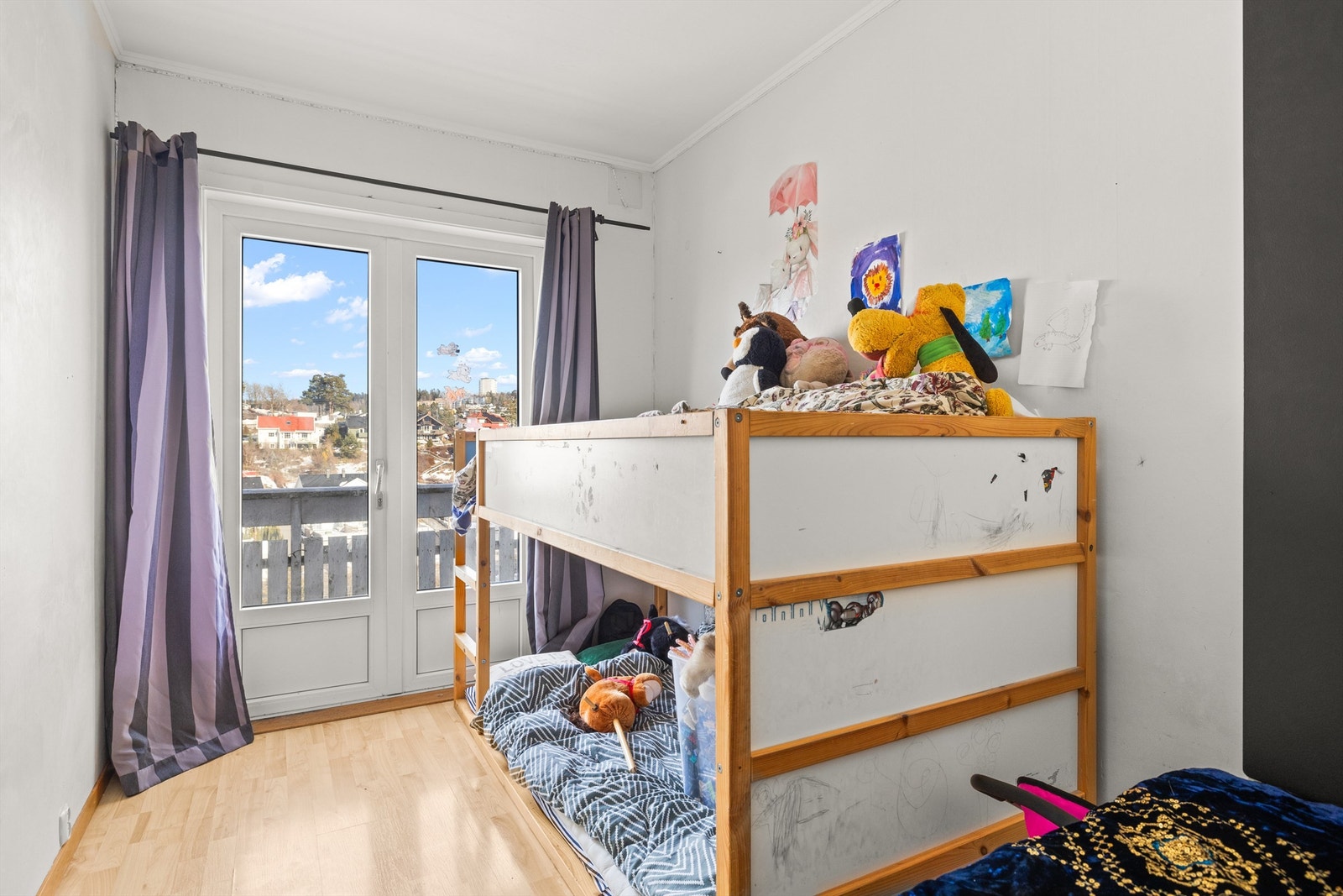 soverom 2 i øverste etasje har også doble dører ut til balkongen. Soverom 3 et det ikke bilde av men det er romslig . Galleribilde