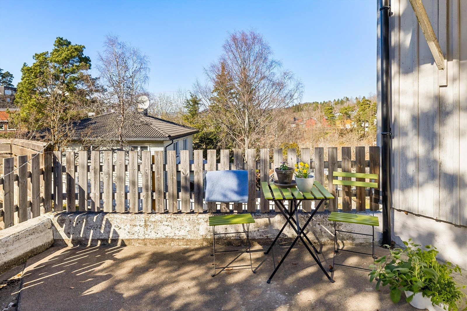Uteplass med god plass til møbler og grill. Her kan du nyte solen fine sommerkvelder. Galleribilde