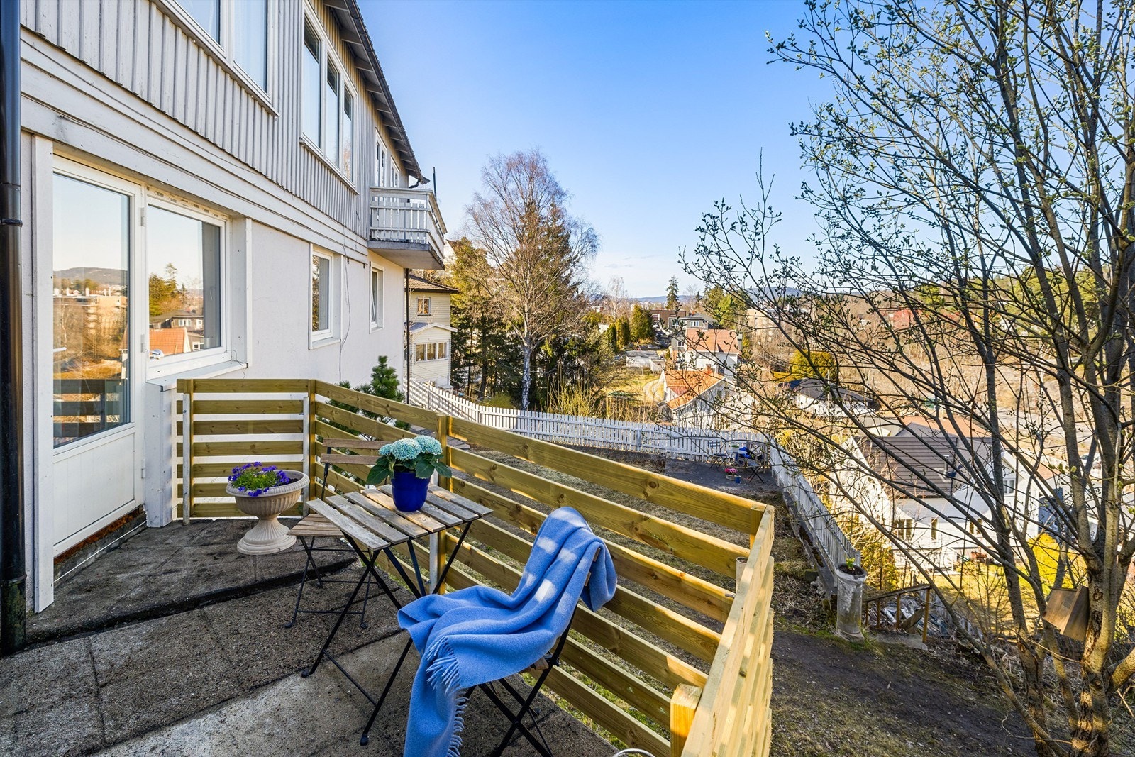 Uteplass med utgang fra peisestue i midtre etasje/underetasjen. Nytt rekkverk fra 2025. Galleribilde