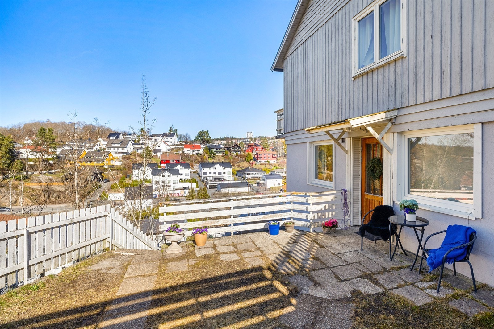 Uteplass ved inngang til hybel i underetasjen. Her kan kveldssolen nytes i husveggen. Galleribilde