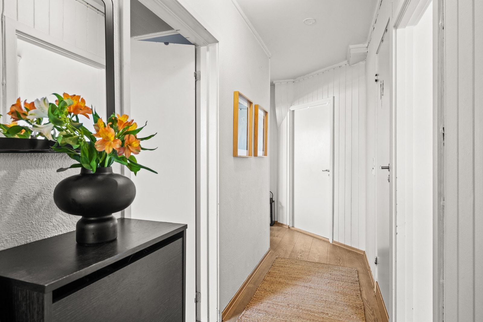 Gang underetasjens hybel med plass til knagger og oppbevaring. Galleribilde