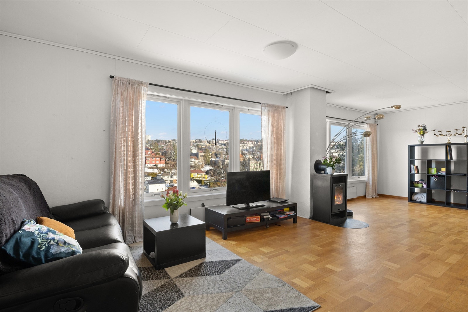 Det er parkett på stuegulvet i øverste etasje. Galleribilde