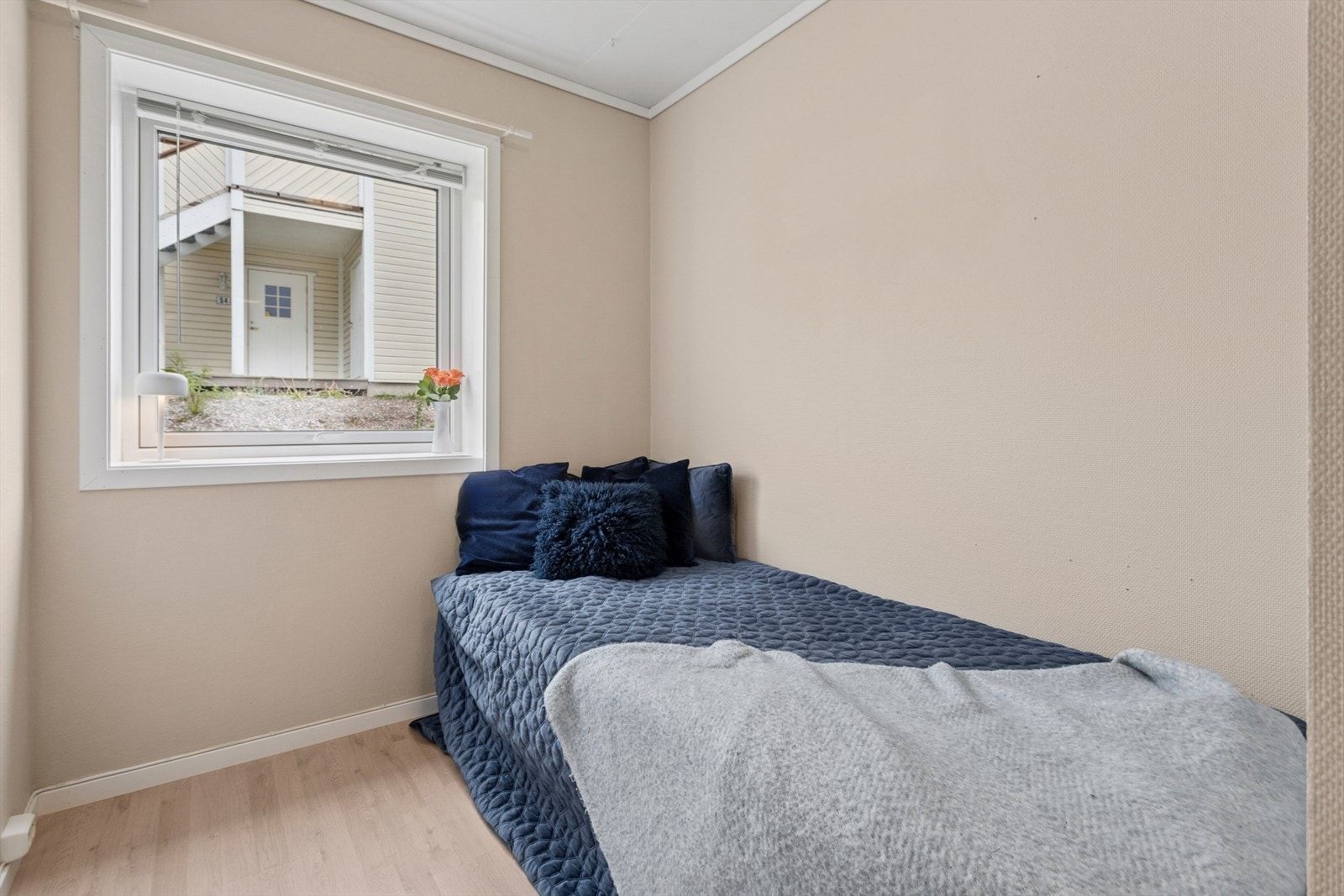 Soverom 2 med god plass for seng og tilhørende møblement. Galleribilde