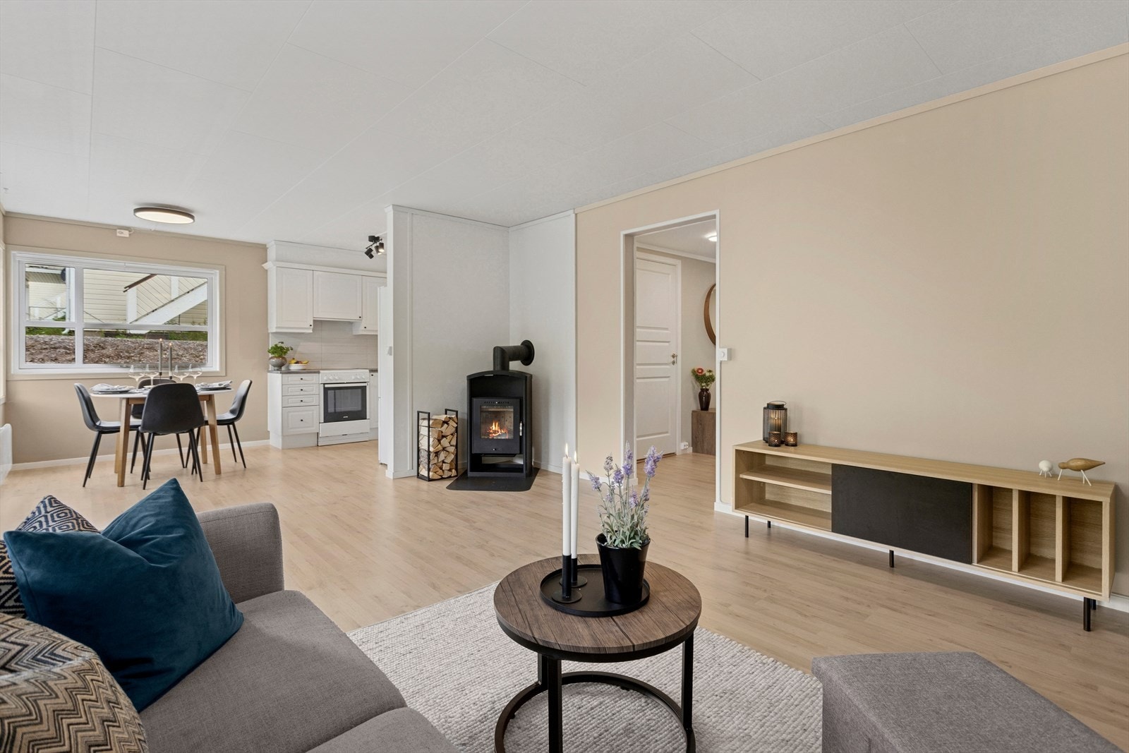 Lys og hyggelig stue/kjøkken. Galleribilde