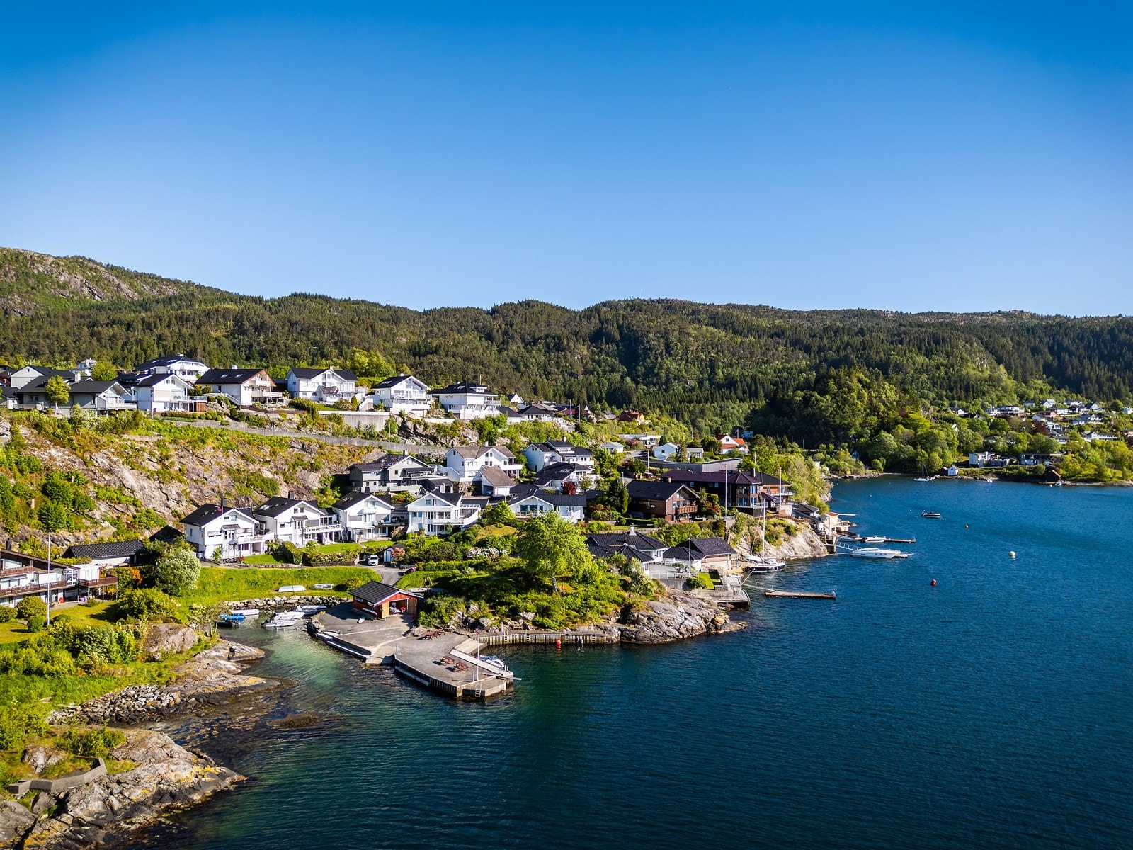 - Husets beliggenhet ved sjøen, kombinert med husets innhold og løsning, gjør det til en sjelden mulighet - og ikke minst, trolig en drøm for barnefamilier som vil bo ved sjøen - Galleribilde