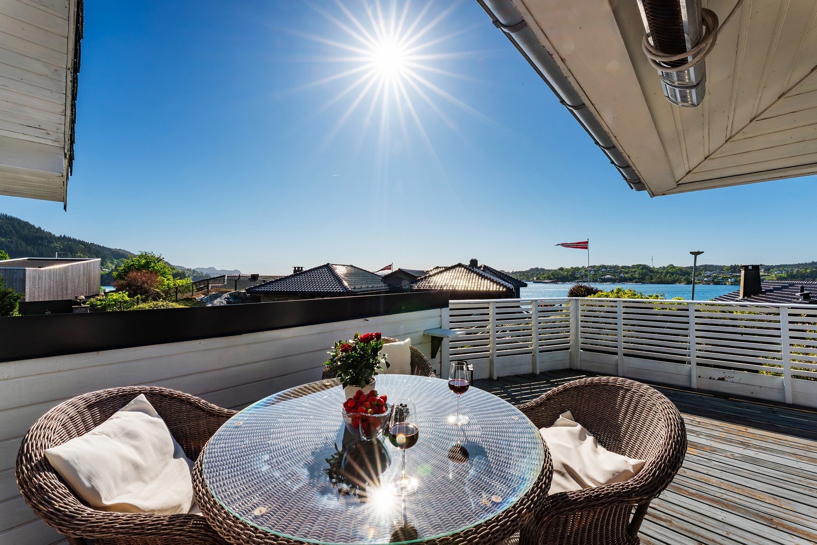 - Her kan man nyte sjøutsikten og solen fra rundt klokken kl. 11:00 og helt frem til kl. 22:30 sommerstid, selger kan garantere noen magiske solnedganger her - Galleribilde