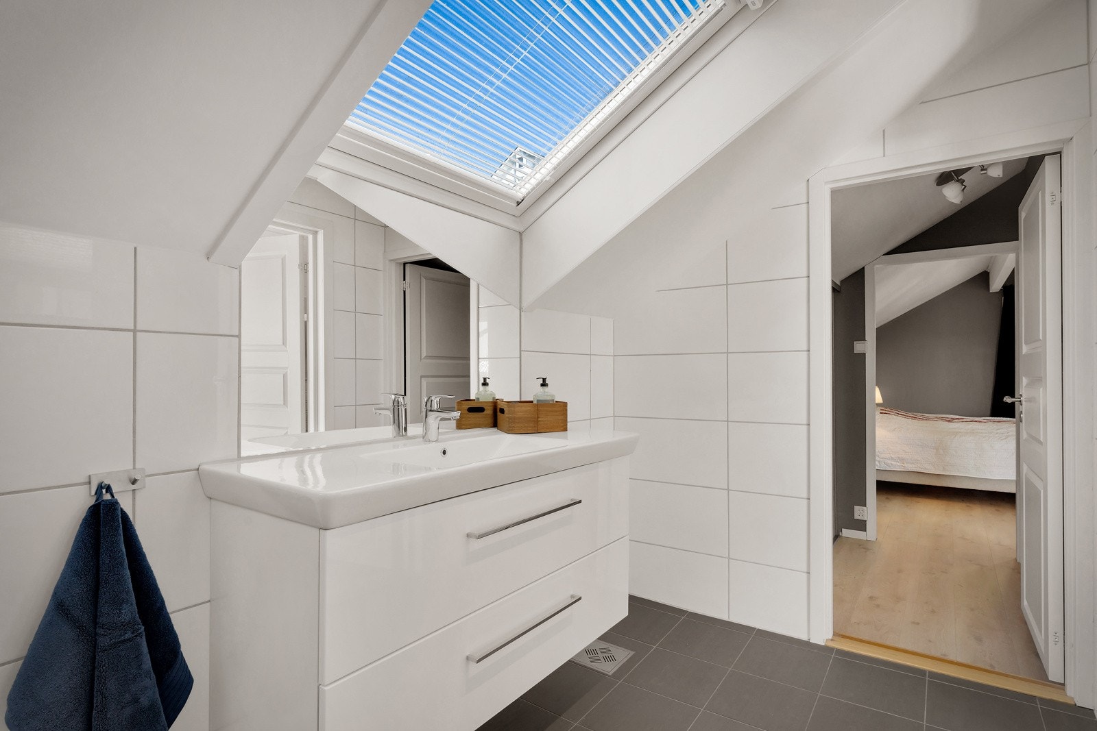 - Tilkomst til walk-in closet og hovedsoverom - Galleribilde