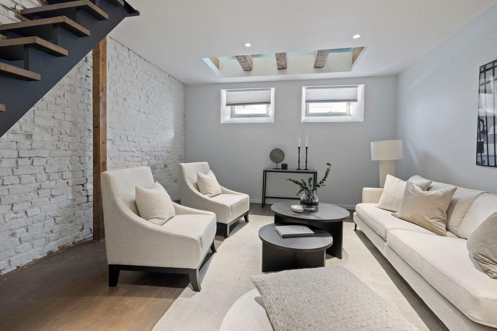 Kjellerstuen i underetasjen er romslig og gir gode muligheter som ekstra oppholdsrom eller TV-stue. Galleribilde