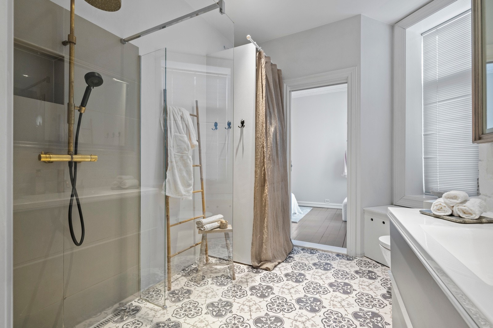 Delikat og moderne bad med stilige detaljer fra 2014. Galleribilde