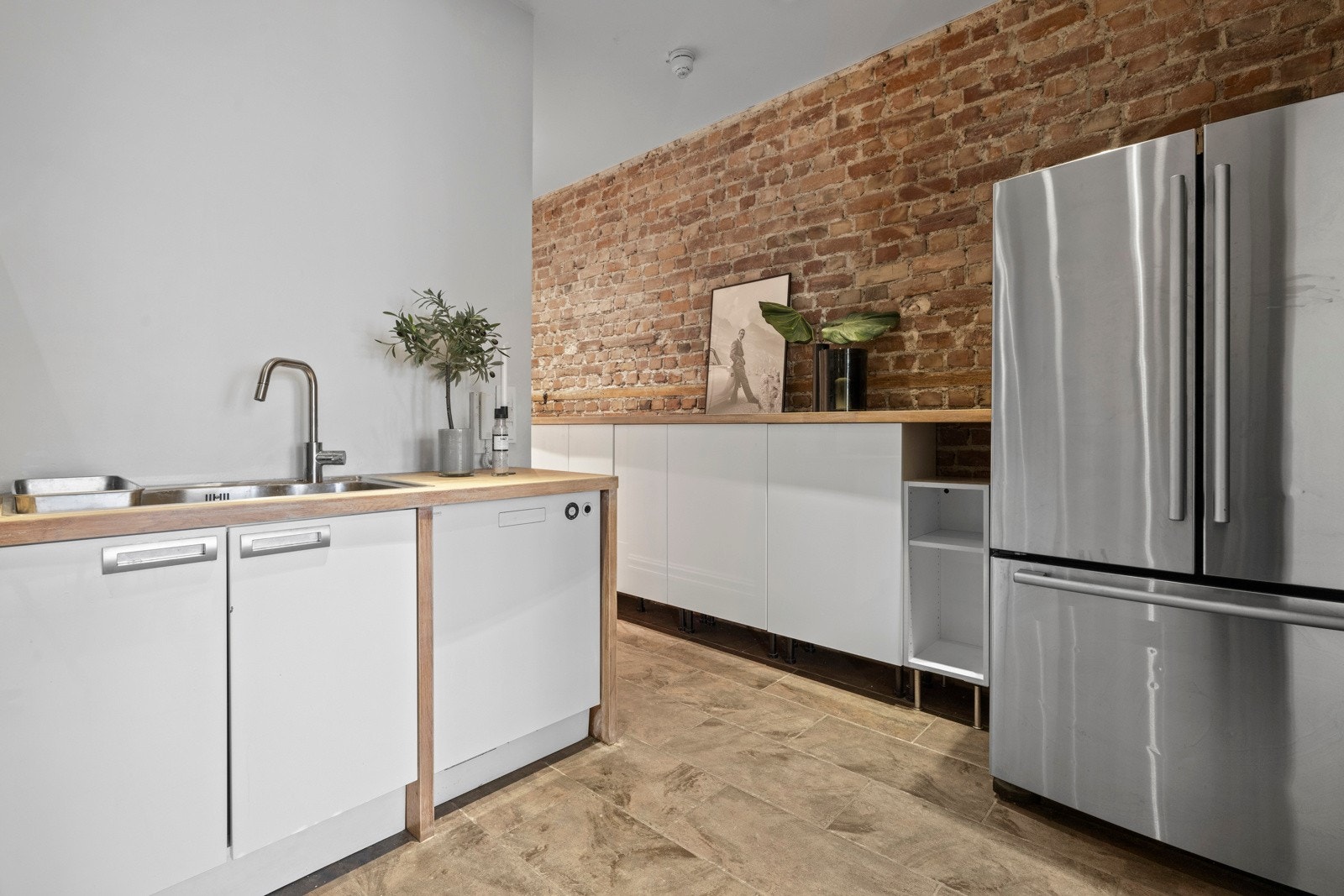 Frittstående kjøl/frys og oppvaskmaskin. Galleribilde