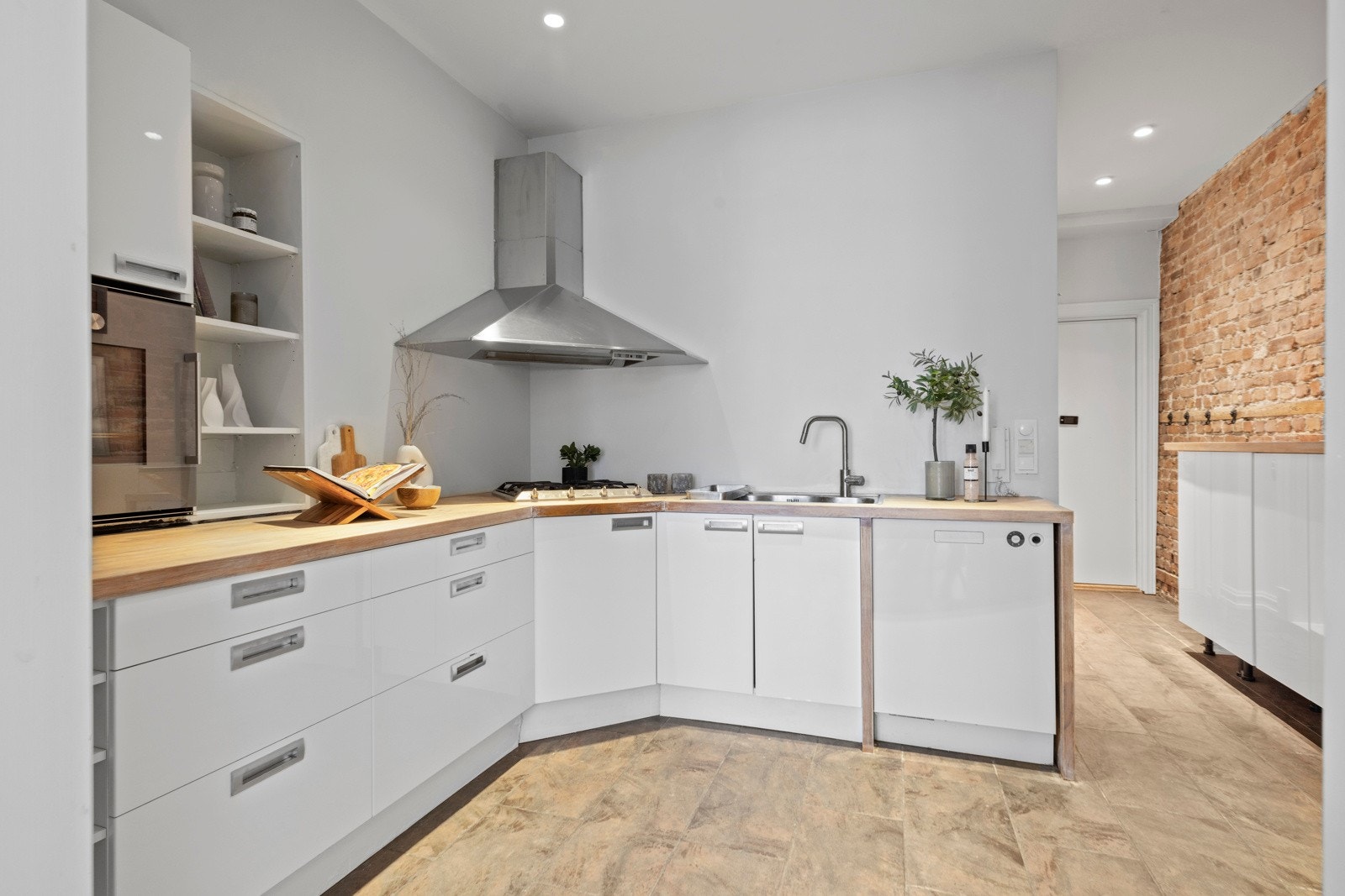 Kjøkkenet har integrerte hvitevarer som stekeovn og gassplatetopp. Galleribilde