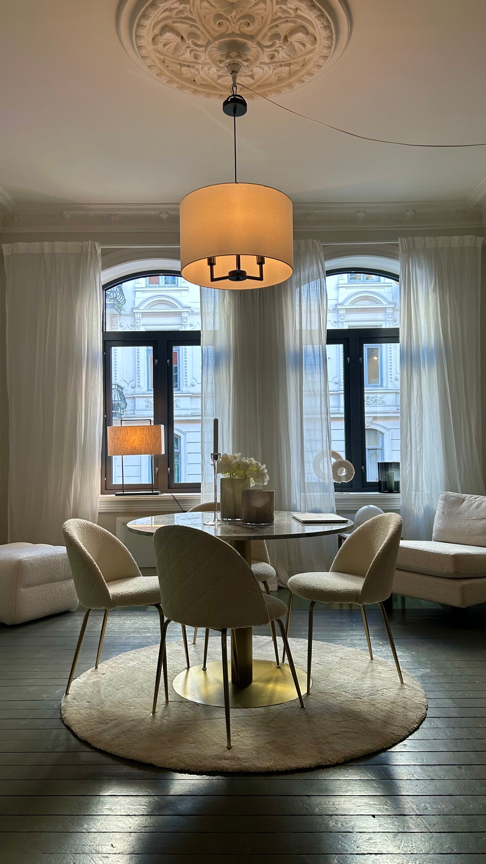 Leiligheten ligger i en meget høy 1. etasje, med liten grad av innsyn. Galleribilde