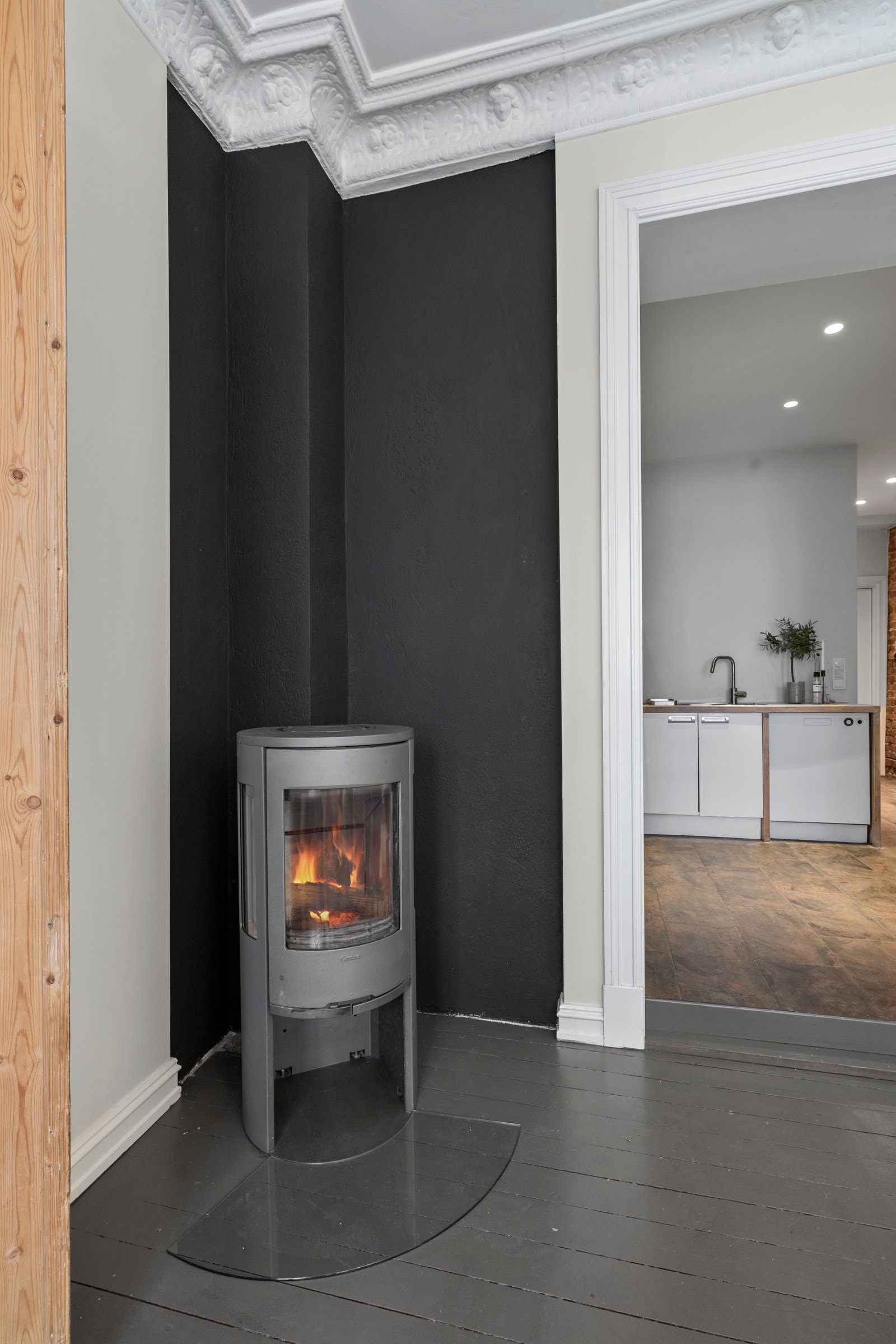 Moderne peisovn som gir god varme og bidrar til en lun og hyggelig atmosfære i rommet. Galleribilde