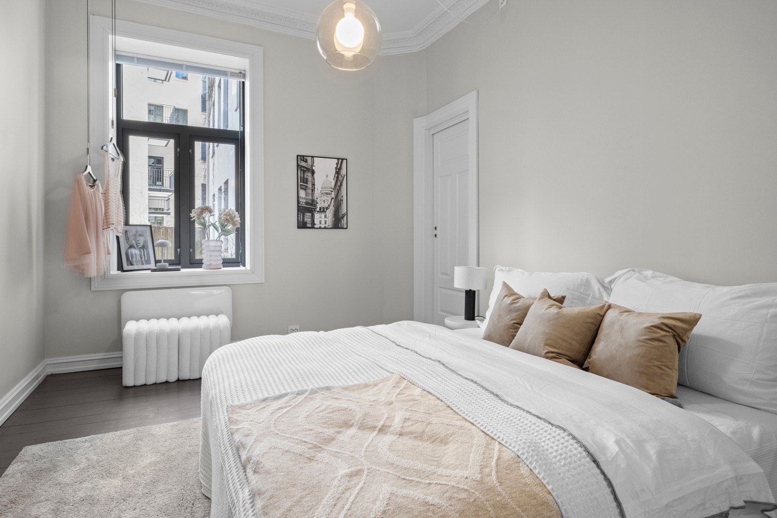 Adkomst til badet fra både hovedsoverommet og entréen. Galleribilde