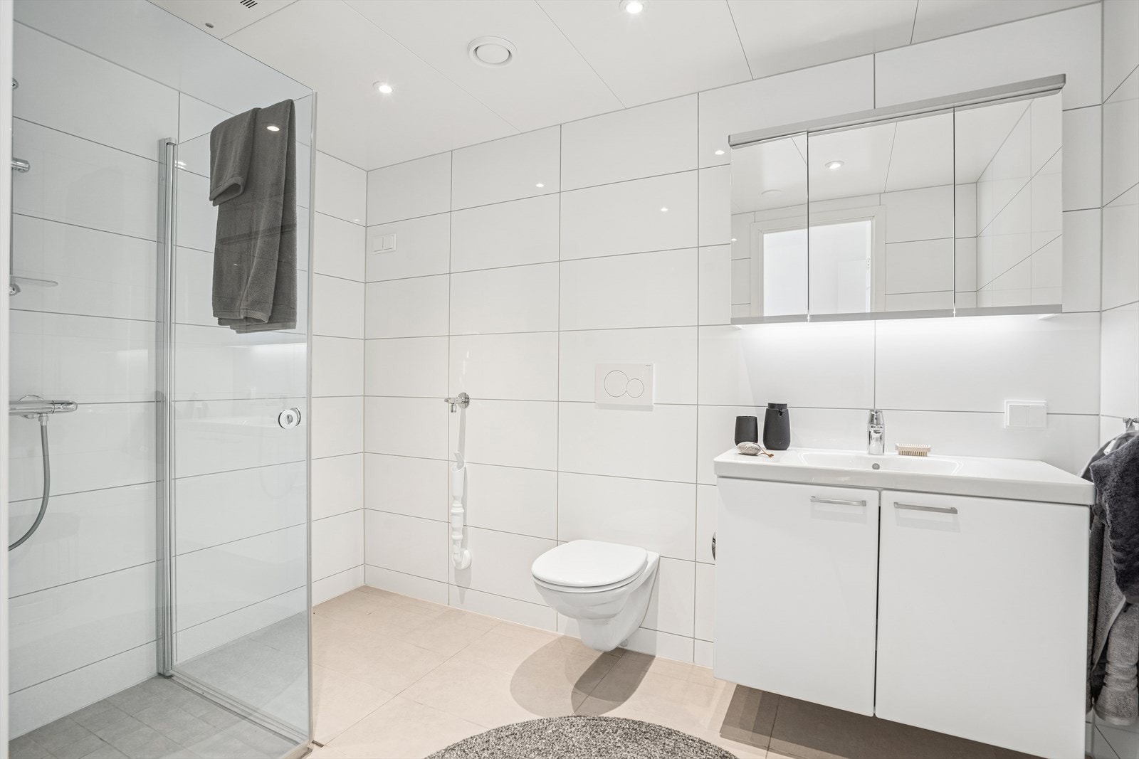 Leiligheten har to fine baderom. Her er fra hovedbadet med opplegg for vaskemaskin og tørketrommel. Galleribilde