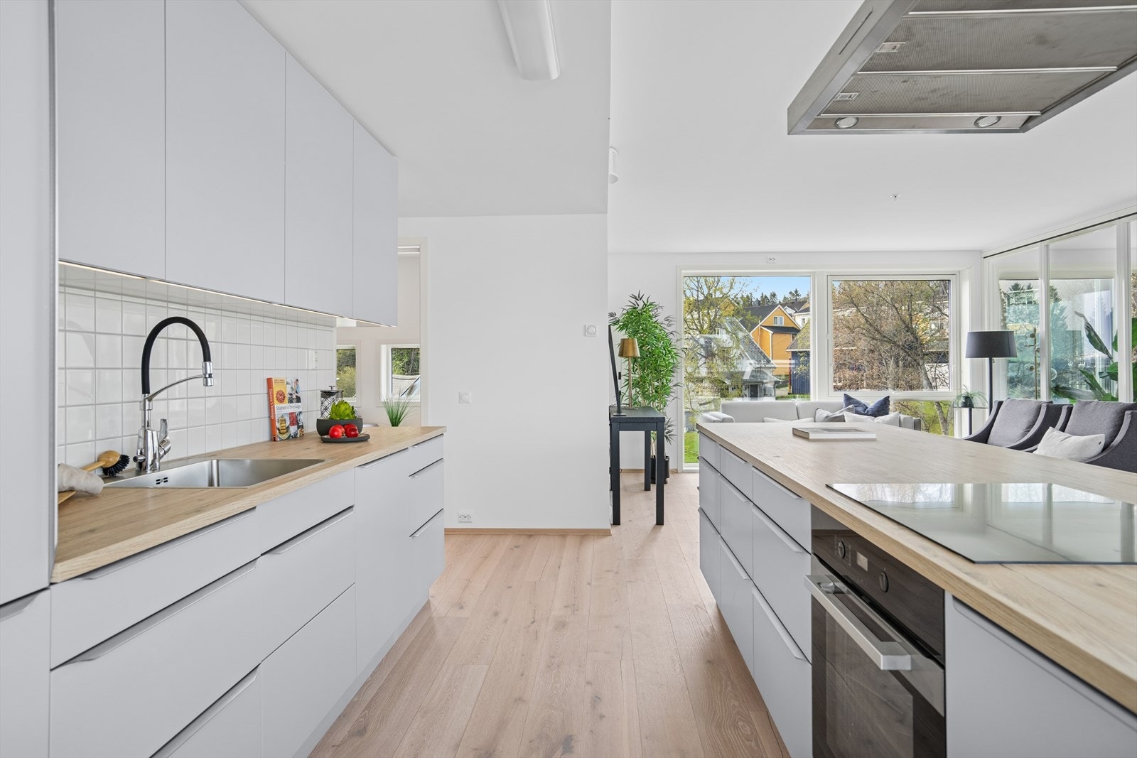 Praktisk kjøkken med mye skap og benkeplass. Galleribilde