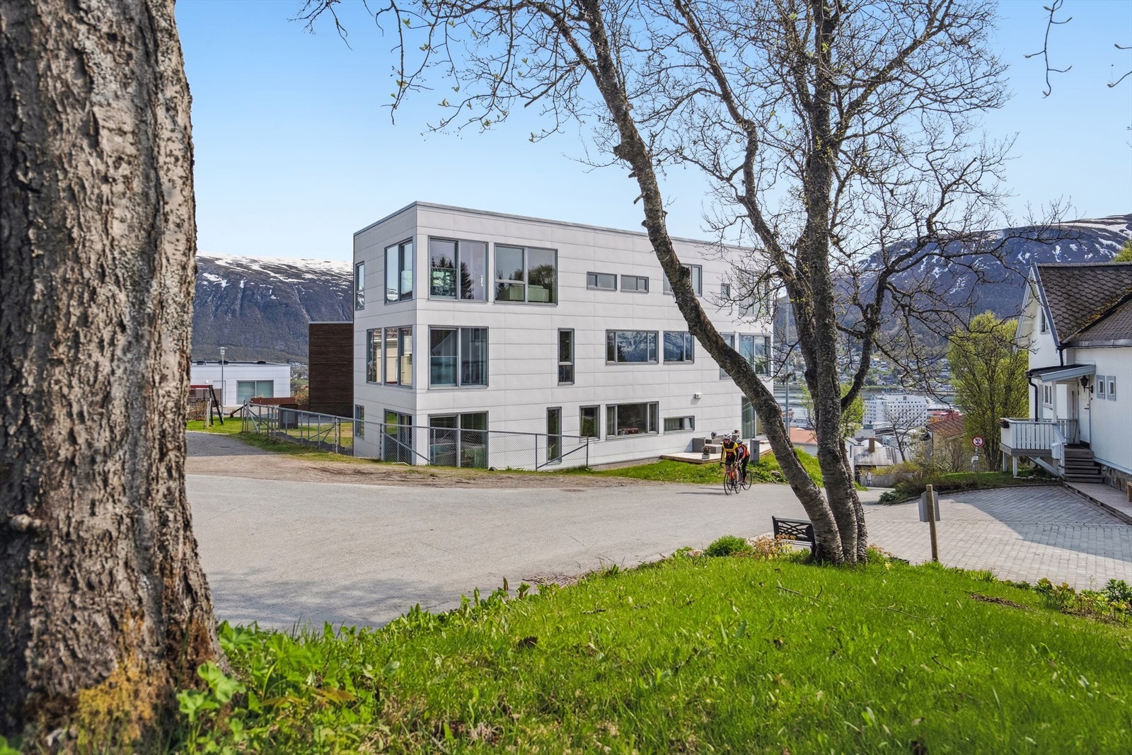 Leiligheten ligger fint til i byggets øverste etasje. Galleribilde