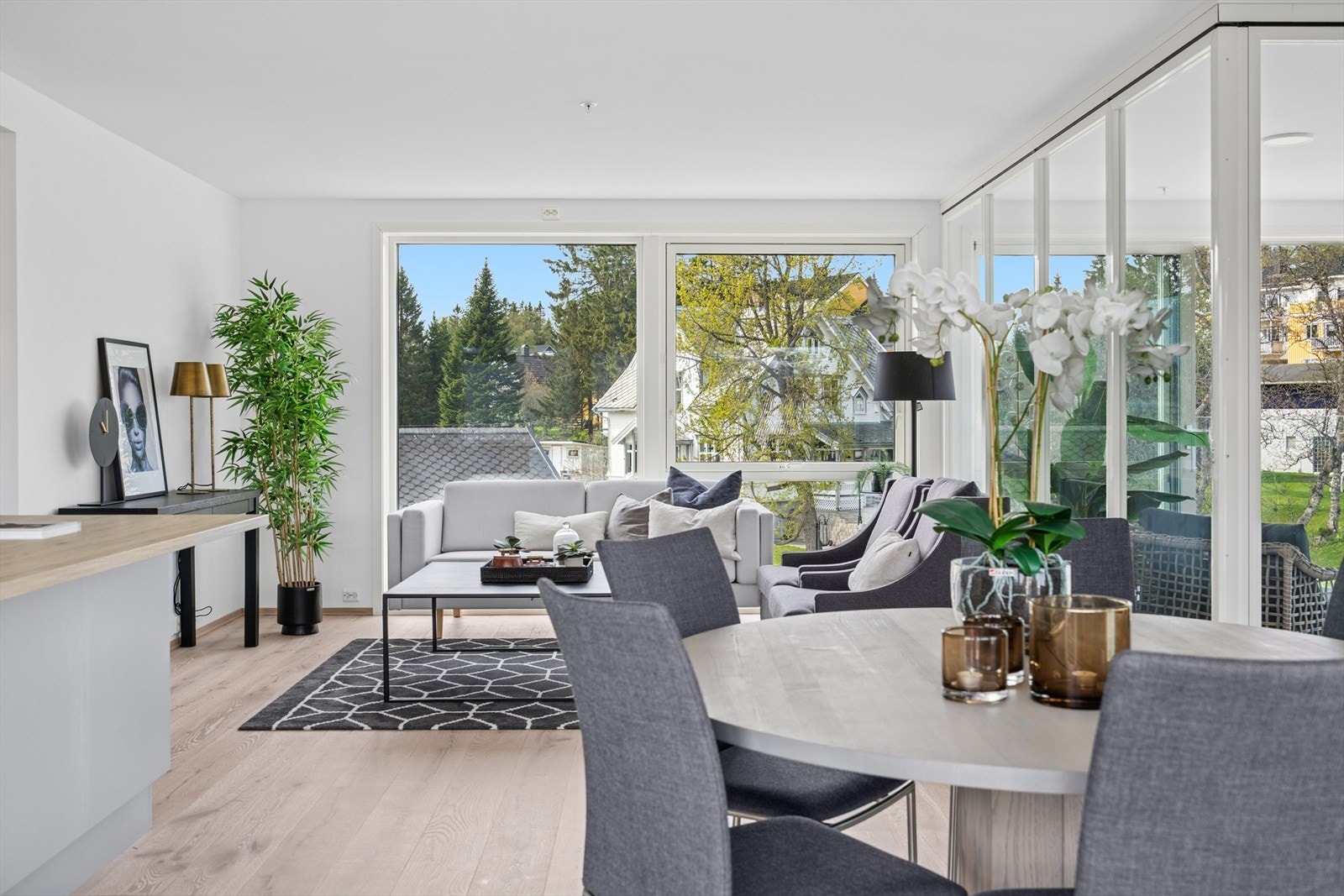 Glassveggene til vinterhagen kan slås inn for å gjøre stuen større. Galleribilde