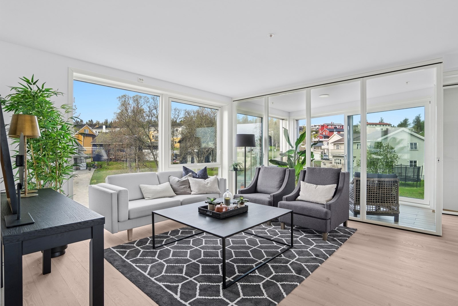 Stuen oppleves som lys og luftig. Galleribilde