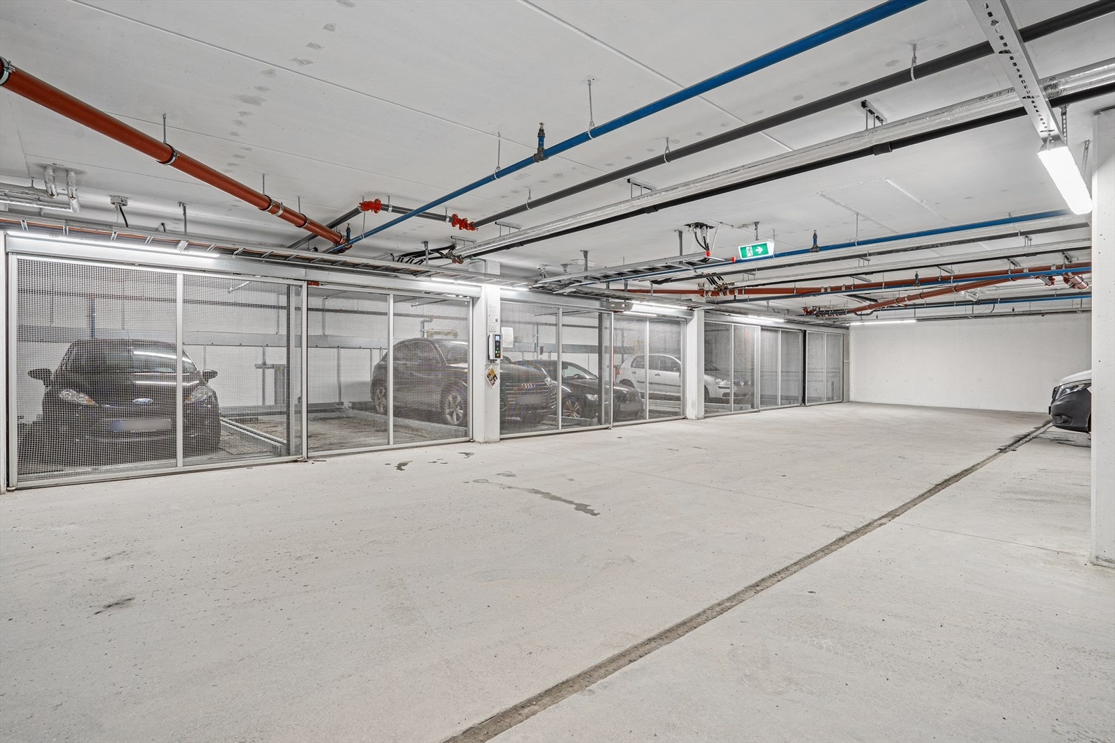 Fast parkeringsplass i garasjekjelleren Galleribilde