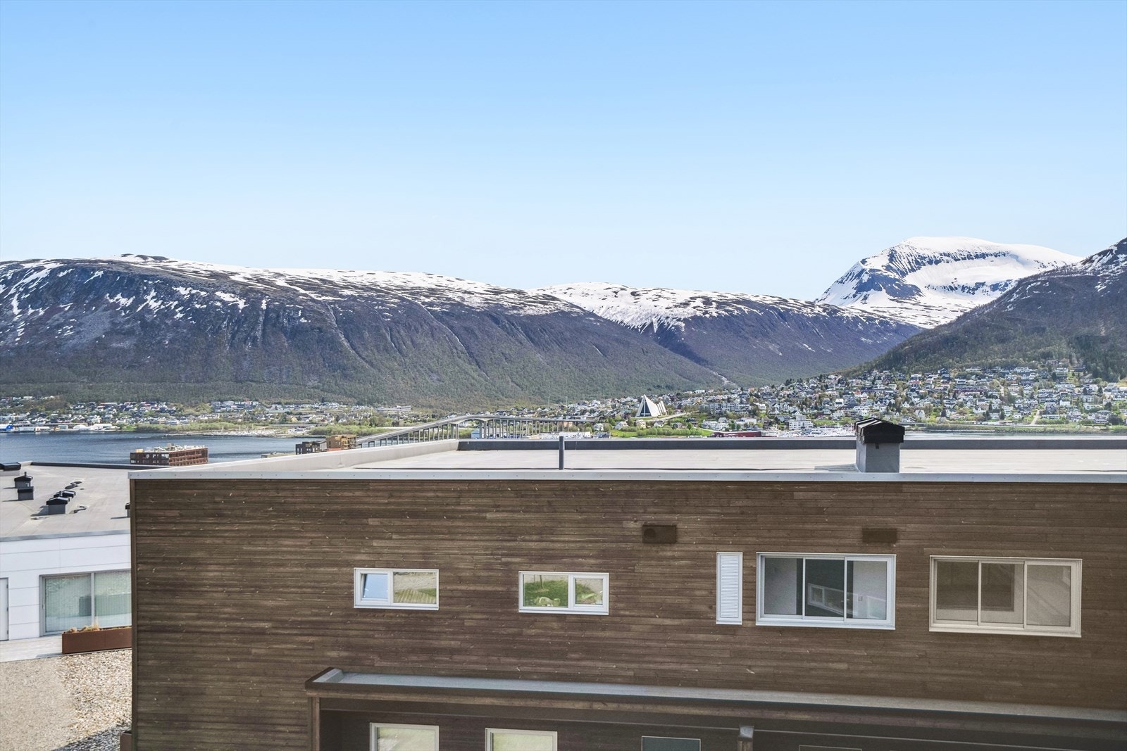 Utsikt mot Tromsdalstinden. Galleribilde