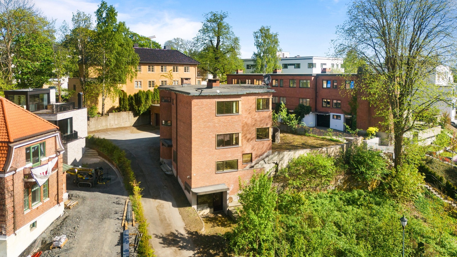 Naboeiendommen i Halvdan Svartes gate 3 (til venstre på bildet) har relativt nylig oppført enebolig på sin tomt der det tidligere var en garasje Galleribilde