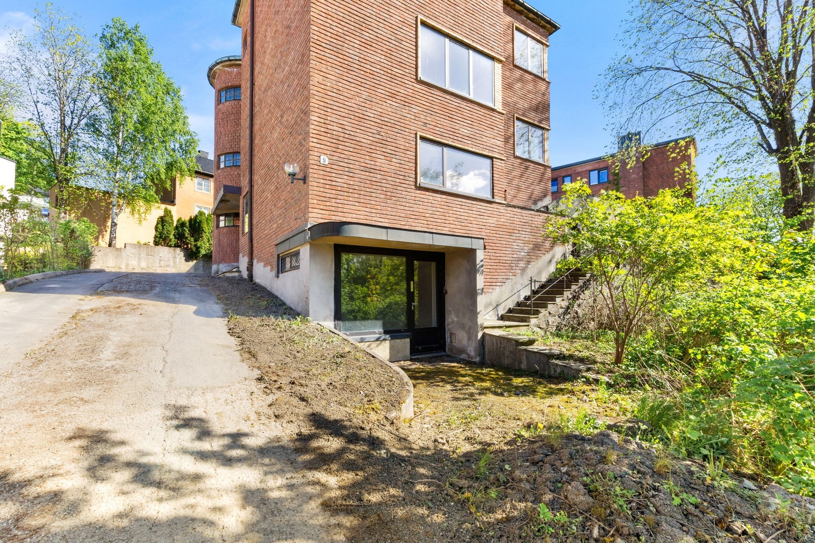 Den tidligere garasjen i husets underetasje ut mot Halvdan Svartes gate/Ottar Birtings gate) ble i sin tid bruksendret fra garasje til butikklokale Galleribilde
