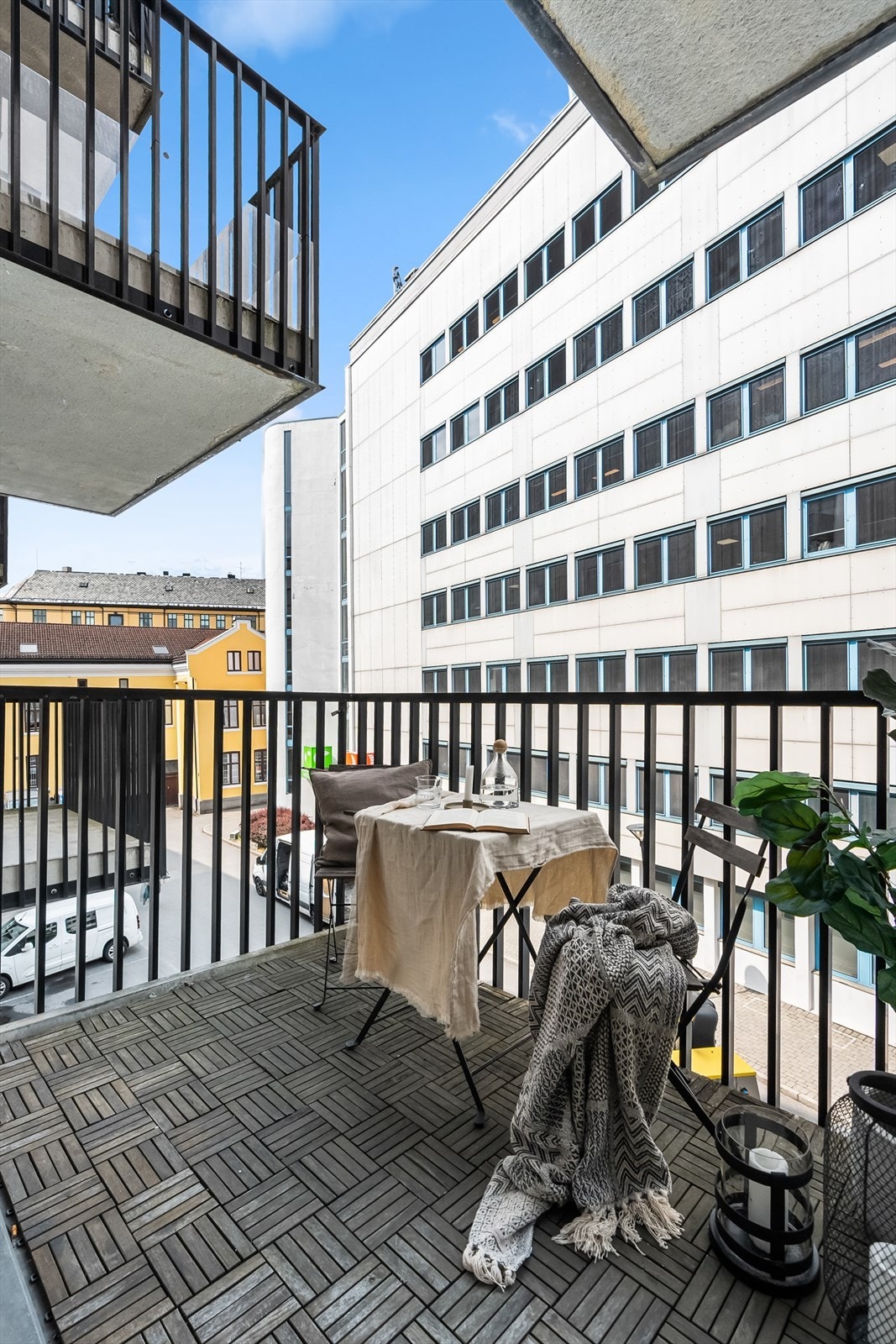 Balkongen er en hyggelig forlengelse av stuen på sommerhalvåret. Galleribilde