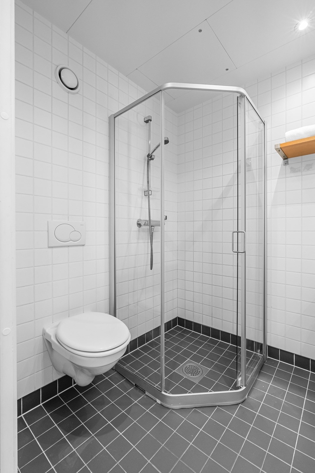 Vegghengt servantinnredning med dører og ovenpåliggende servant med ett-greps armatur. Varme i gulv. Galleribilde