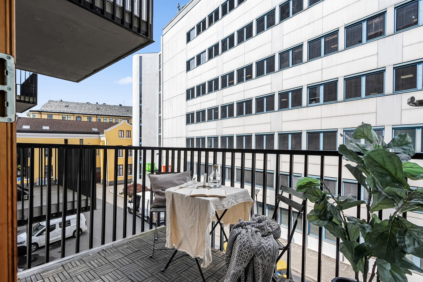 Romslig nordvestvendt balkong med god plass til en hyggelig sittegruppe. Galleribilde