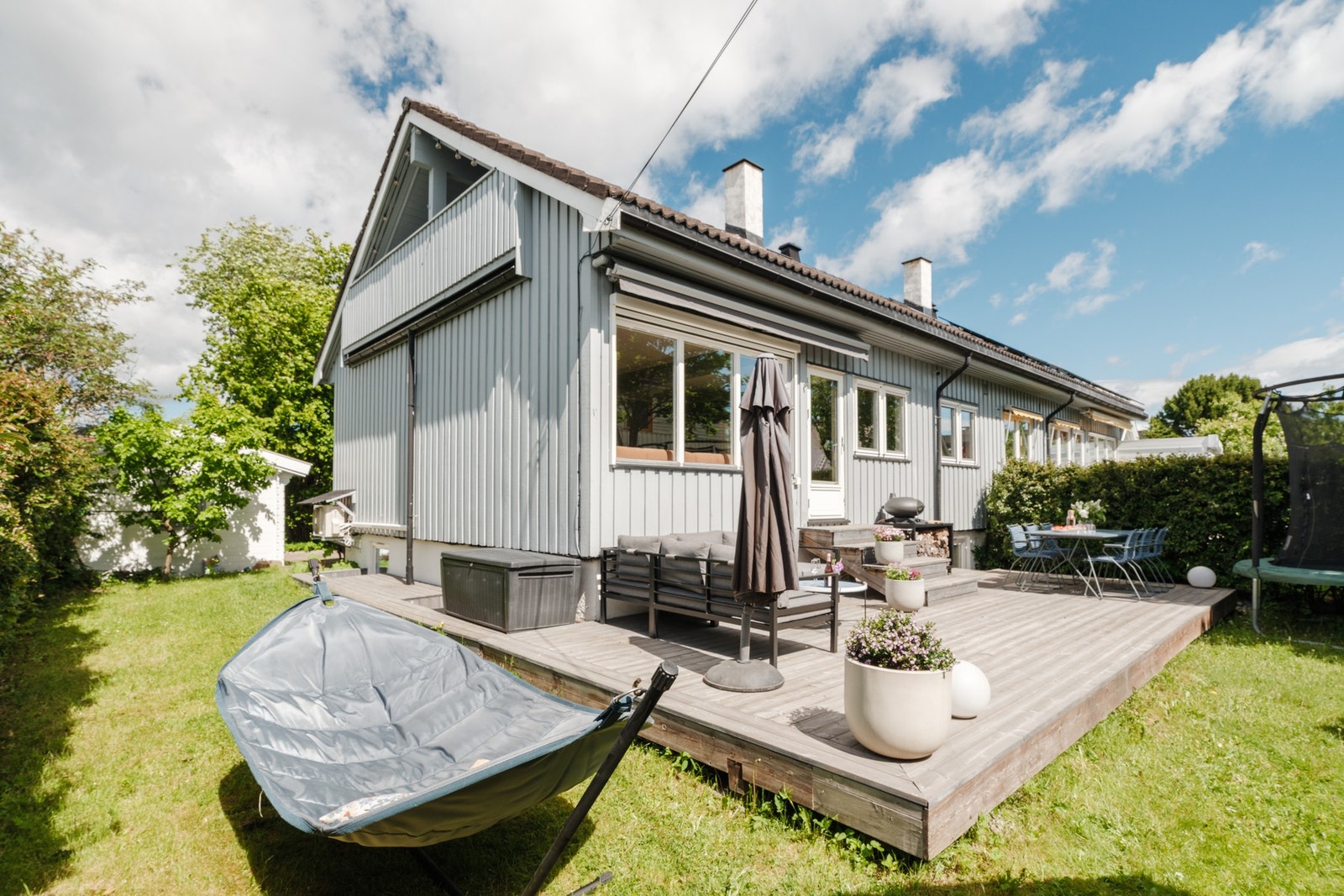 Her får du gleden av en flat og skjermet, sydvendt tomt med ypperlige solforhold. Galleribilde