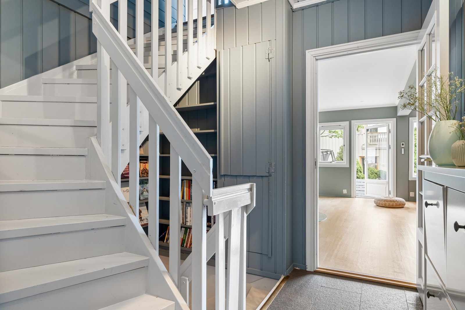 Fra gangen er det tilgang til oppholdsrommet, i tillegg til trapp til loft- og kjelleretasje. Galleribilde