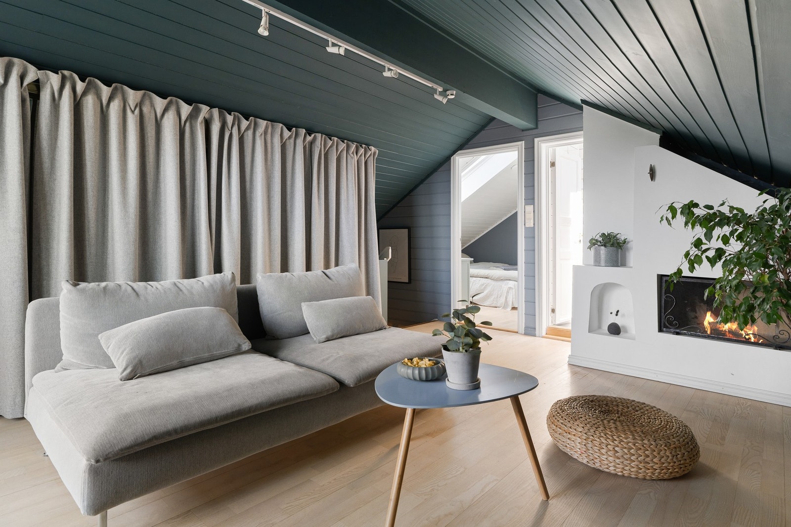 Loftstuen gir mulighet for en ekstra tv-stue, lekestue for barna eller en fin sone for ungdommen i huset. Behøver du et kontor er det god plass for kontorpulten her. Galleribilde