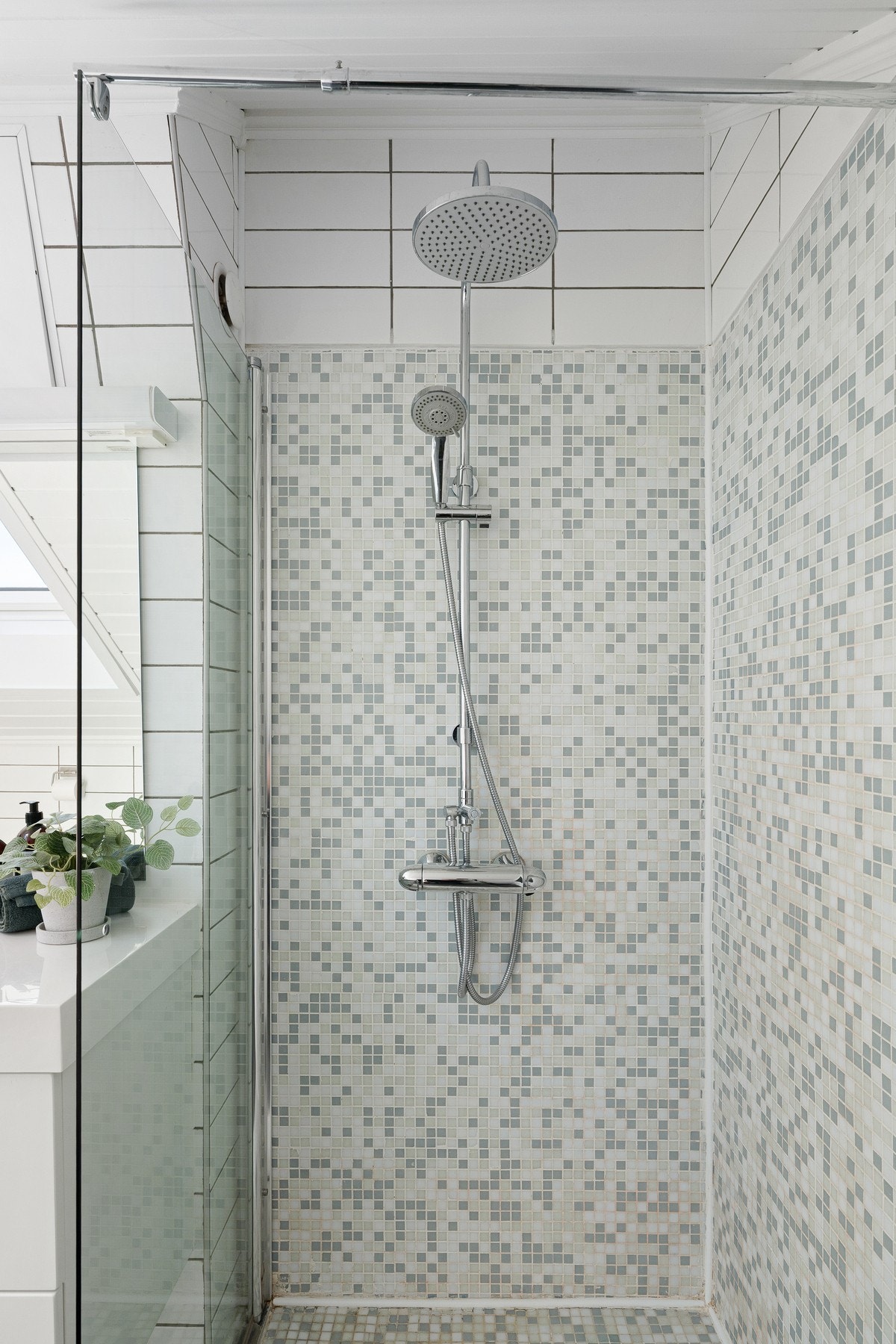 Badet har et romslig dusjhjørne med glassvegg. Galleribilde