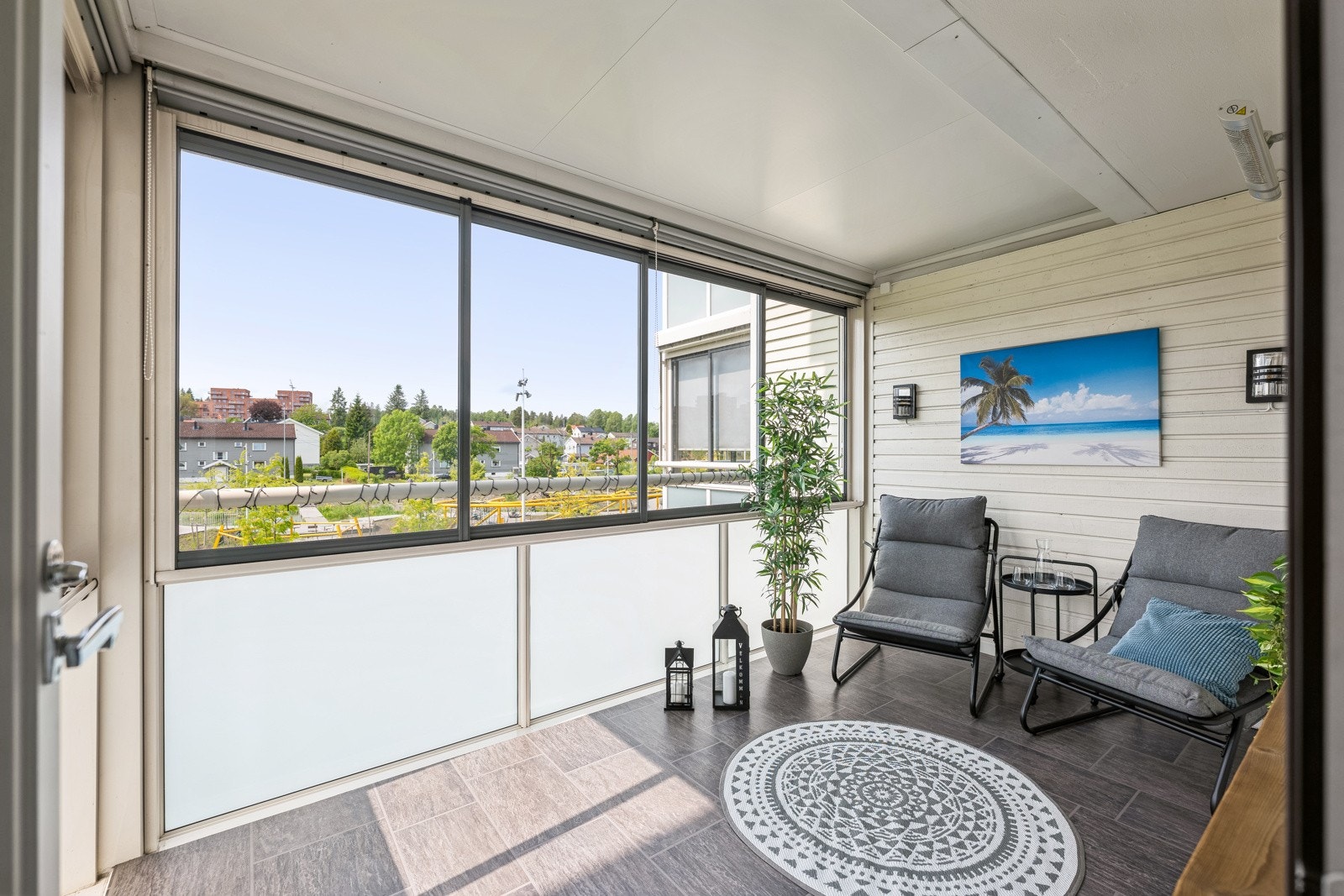 10 kvm innglasset balkong gir deg et godt ekstra rom for bruk store deler av året. Elektriske persienner på balkongen og ny varmeovn på balkong fra 2024. Galleribilde