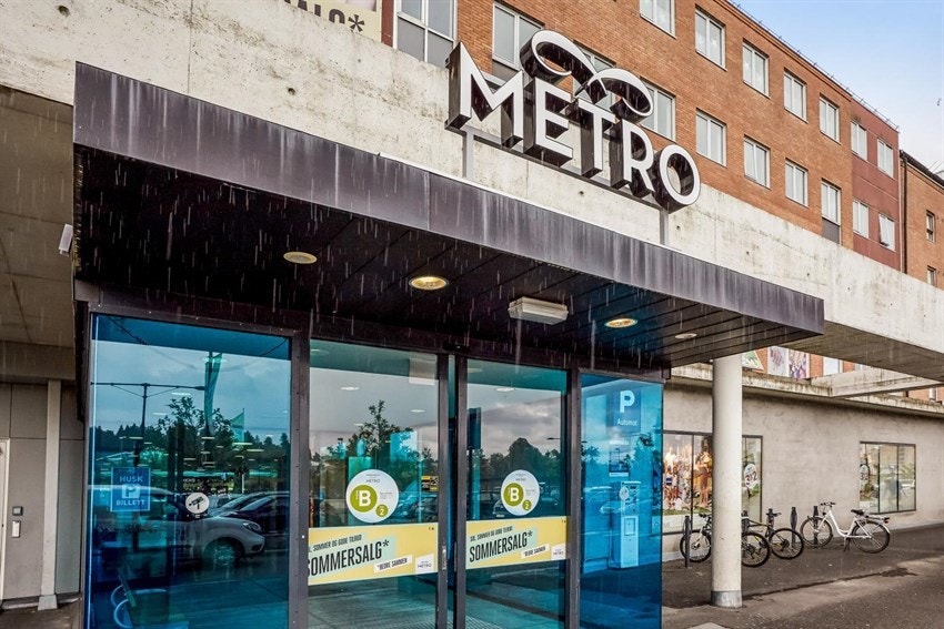 Det er flere gode handlesenter i nærområdet. Metro er et populært kjøpesenter med et godt utvalg av butikker og serveringssteder. Galleribilde