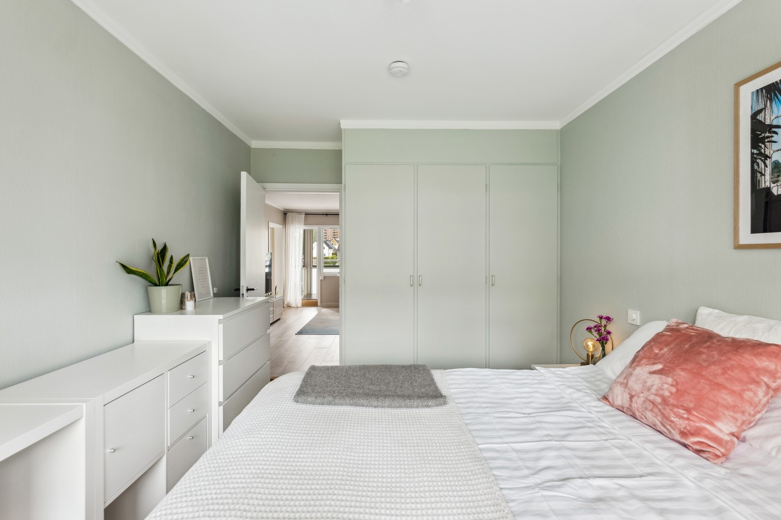 Plassbygde skaper i hovedsoverommet. Nymalt i 2024. Galleribilde