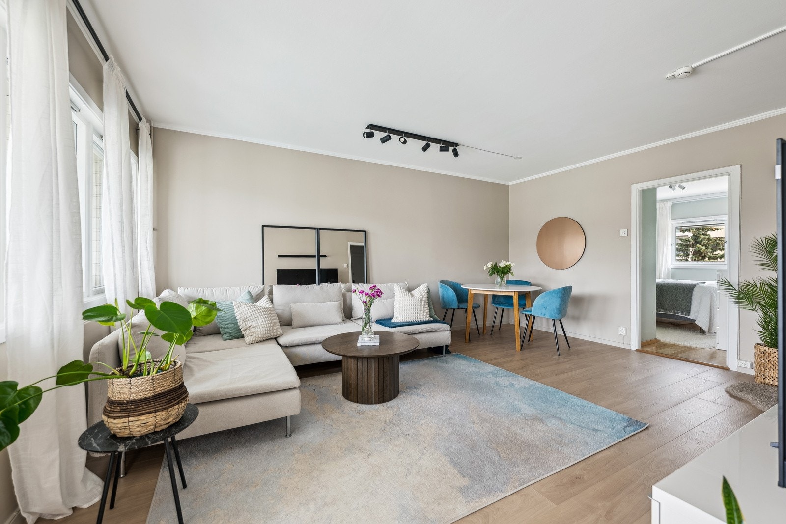 Stuen er lett å møblere, her kan du fint ha både salong og spisestue. Galleribilde