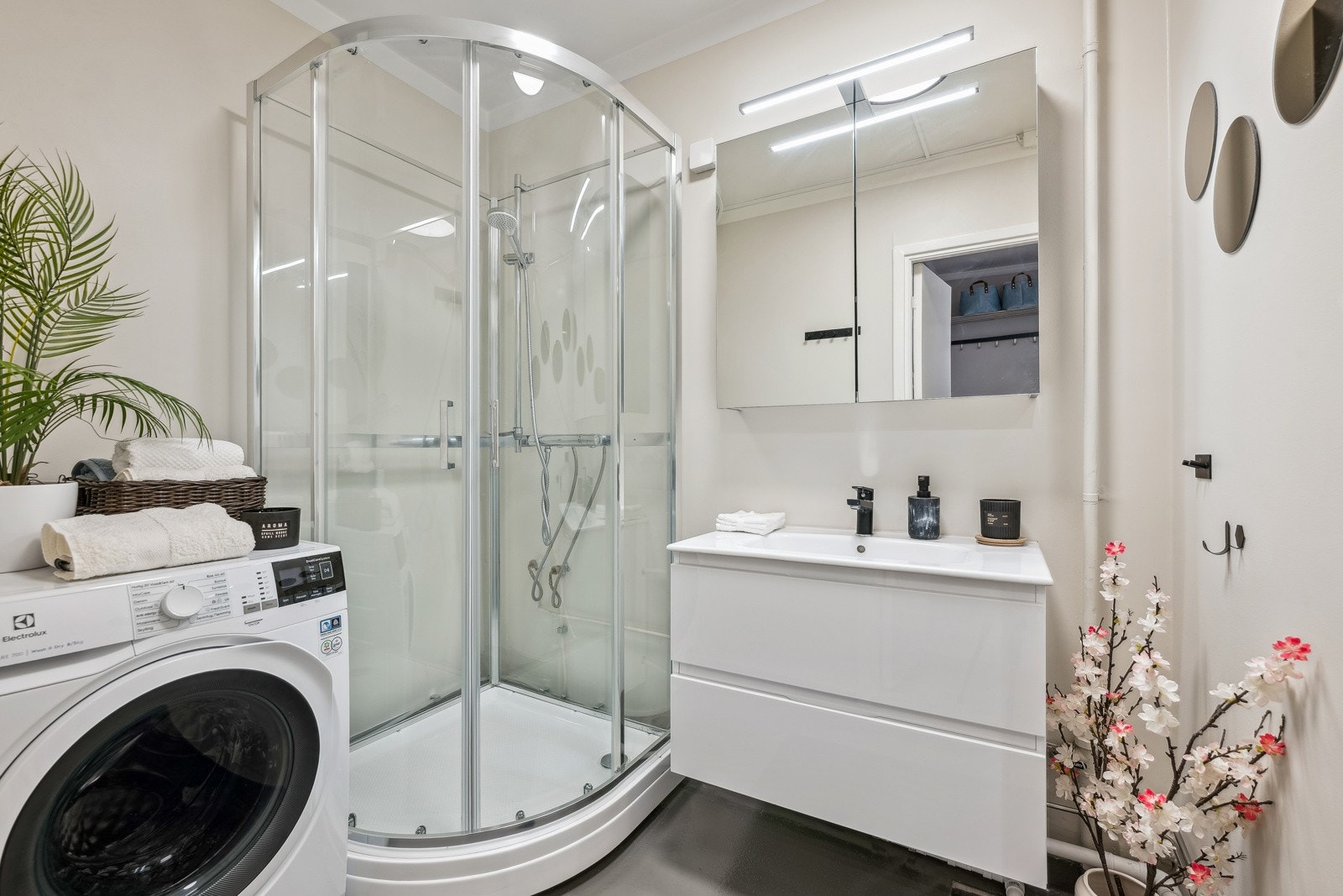 Oppgradert bad med gulv og overflater i 2024/2025. Radiatorvarme fra sentralfyr. Servant med skuffer, speilskap og dusjkabinett byttet i 2024. Opplegg for vaskemaskin. Galleribilde