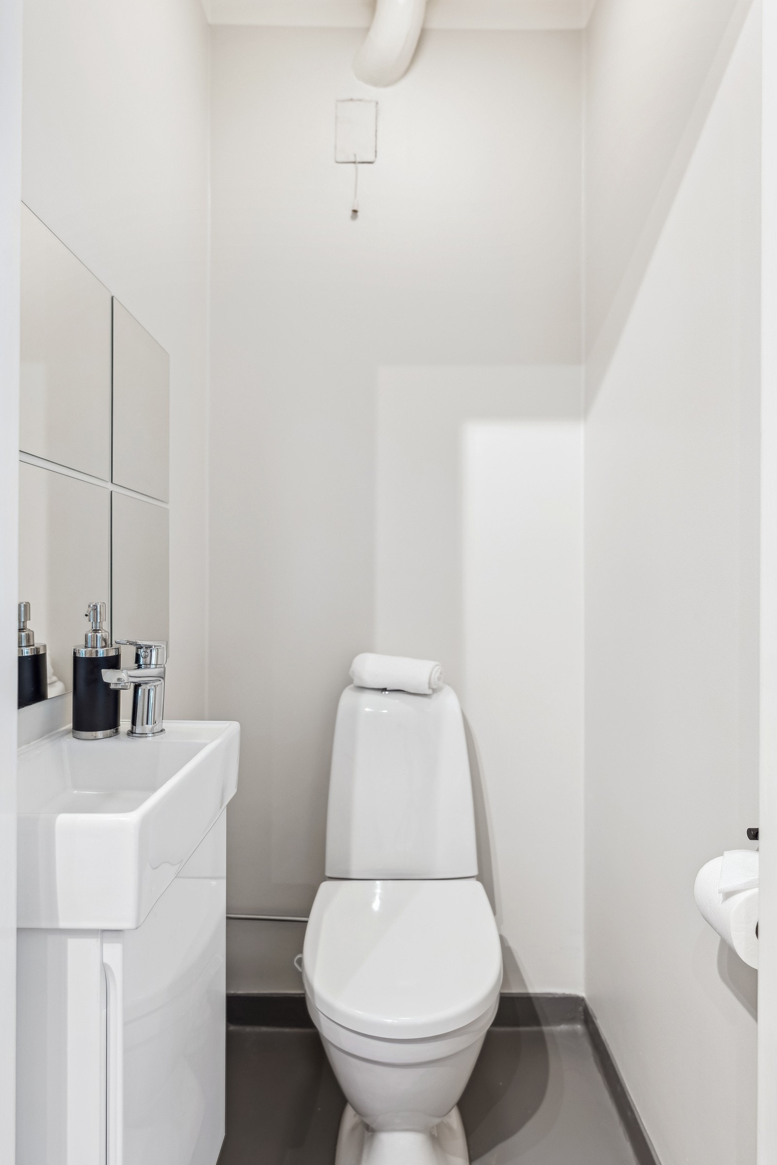 Oppgradert toalett med toalett fra 2024 og servantskap fra 2025. Galleribilde