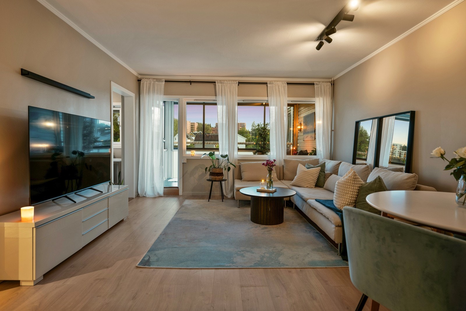 Nydelig lys og stemning i stuen i skumringstimen. Galleribilde