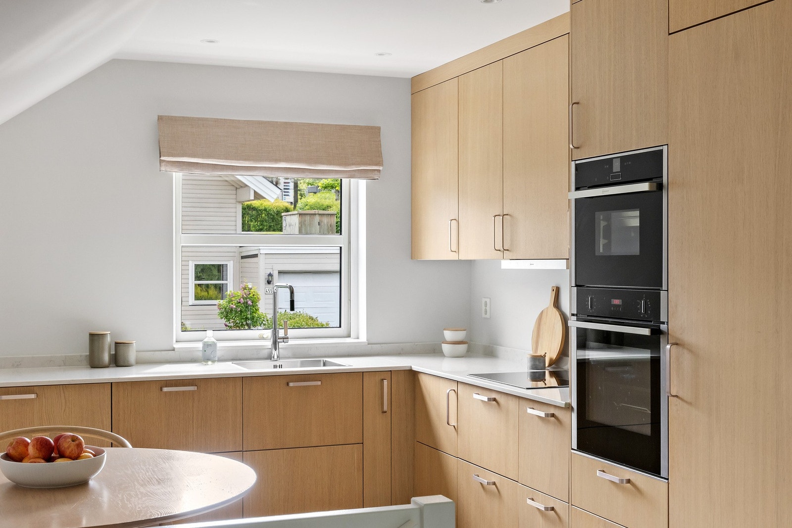 Kjøkkenet er påkostet med blant annet benkeplate i stein. Galleribilde