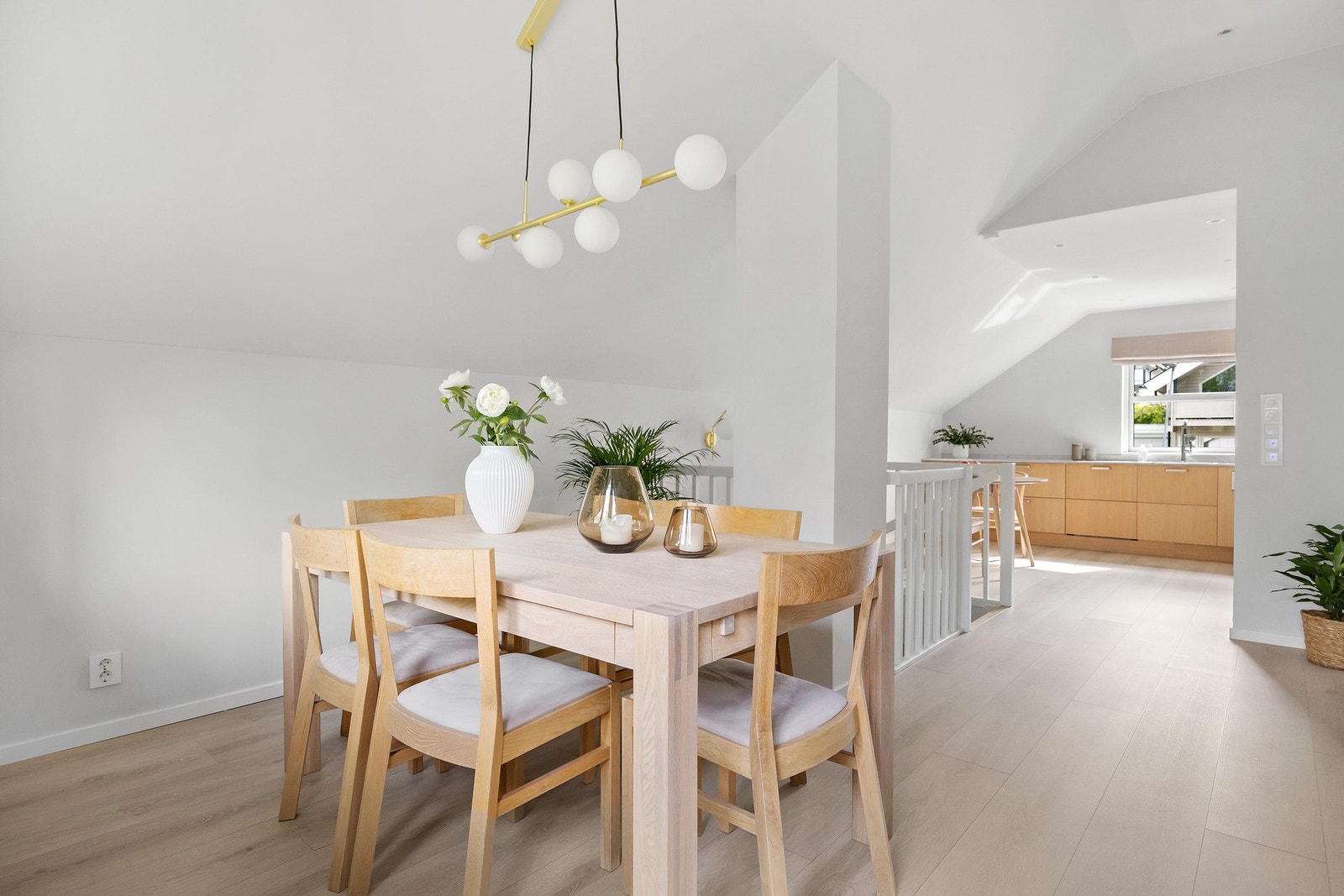 Spisestue med spesialtilpasset lampe. Galleribilde